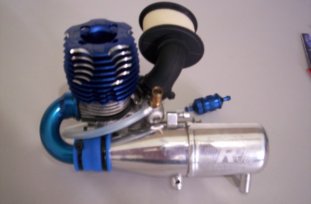 Curva Team Associated ASC1759 e Pipa Resonator , Motor OS 18 TZ (P)-T 11904 e Motor Mount TRW104