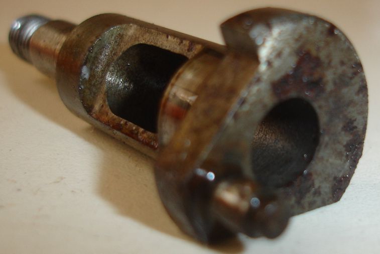 VIRABREQUIM DO MOTOR KYOSHO  18 ANTES.Notem a oxidaçao e ferrugem