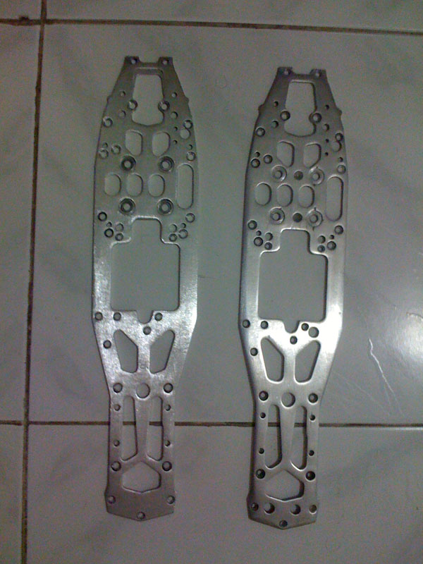 2 chassis...
<br />
<br />um eu deixei liso e polido
<br />
<br />e o outro escovado mas falta limpar os furos! e nesse escovado eu vou montar o novo hehehe
