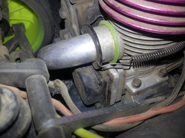 entre a parte plastica do motor de partida e o bloco do motor, uma peça de alumínio tipo uma junta onde fiz a adaptação abrindo rosca e fazendo os furos dos para fusos da base