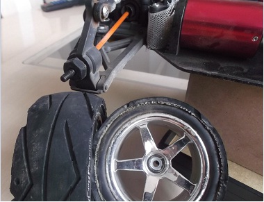 Jogo de pneus originais ficou carequinha e foi reencapado com pneu de bicicleta Radiais PIRELLI, pois estava aguardando a Monster Salvat para o buggy, o mesmo foi feito com adesivo de contato (cola de sapateiro) e cola Cianoacrilato (superbonder) em Gel.
