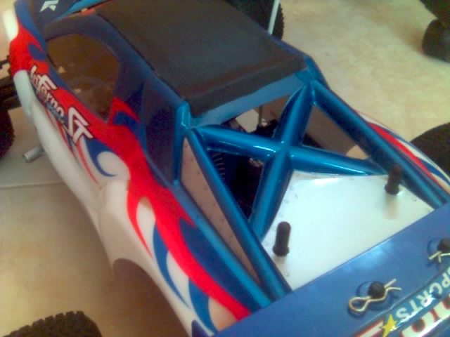 Recortei atras do carro, aproveitando os detalhes da bolha, é um espaço grande de ventilação o que na minha opinião proporciona uma melhor refrigeração em relação ao vidro lateral.