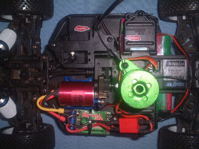 Inferno 08, a primeira coisa foi colocar rolamentos, depois amortecedores a óleo, mamba 25 e motor aon 4900 kv