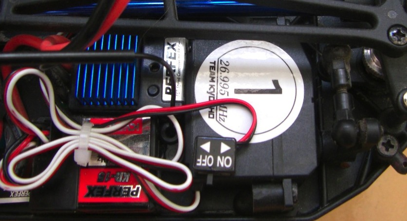 Este é o modelo do meu servo. Por que será que só acelera, não deixei cair, dirigi por apenas 2 vezes. Será que já deu deifeito?