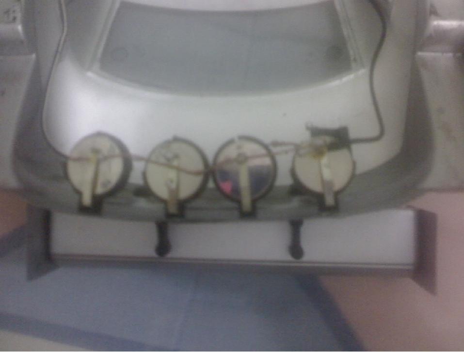 Como podem ver, instalei 4 baterias de 3v cada, com facilidade de serem trocadas, e nesse caso nao necessitando de resistores nos led's. As baterias firam fixadas com super-bonder e os fios foram fixados nelas com estanho